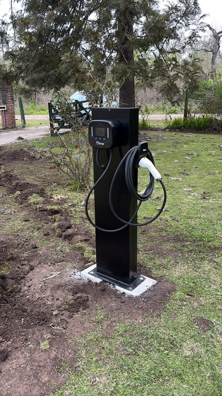 Soporte metálico con un cargador eléctrico montado. El cargador no está incluido.