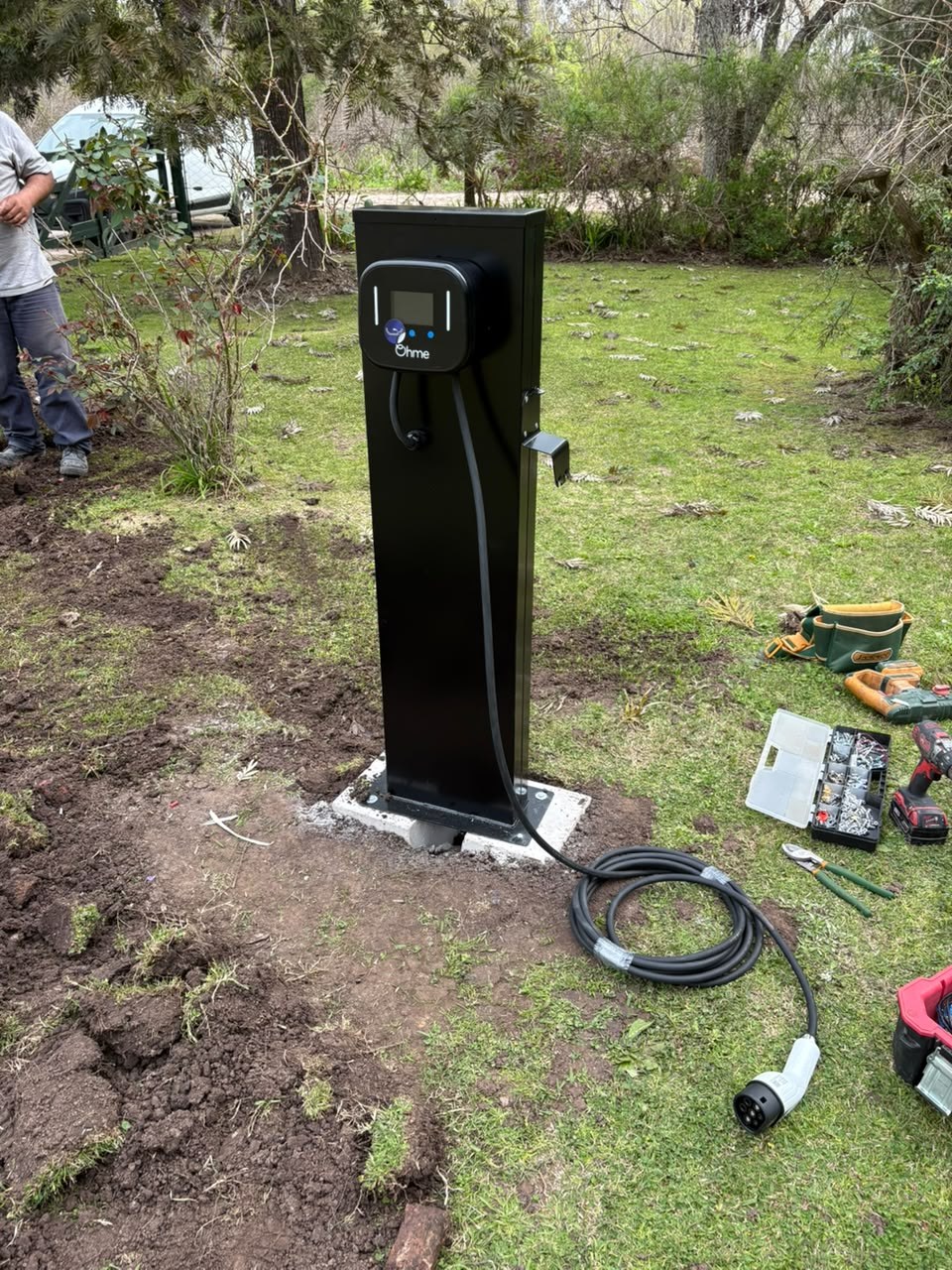 Soporte metálico con cargador durante el montaje. El cargador no está incluido.