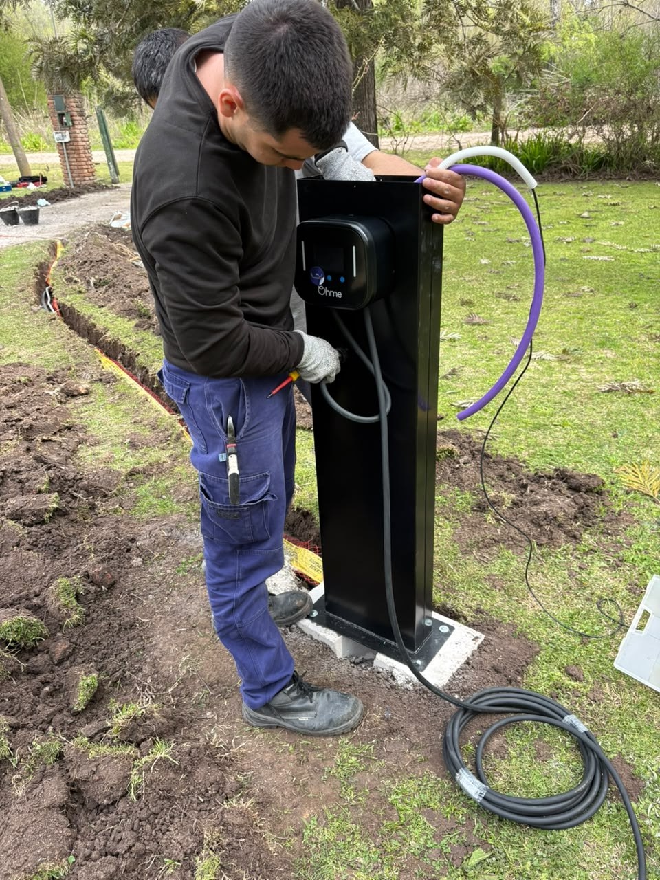 Trabajo de montaje sobre un soporte metálico para cargador eléctrico.